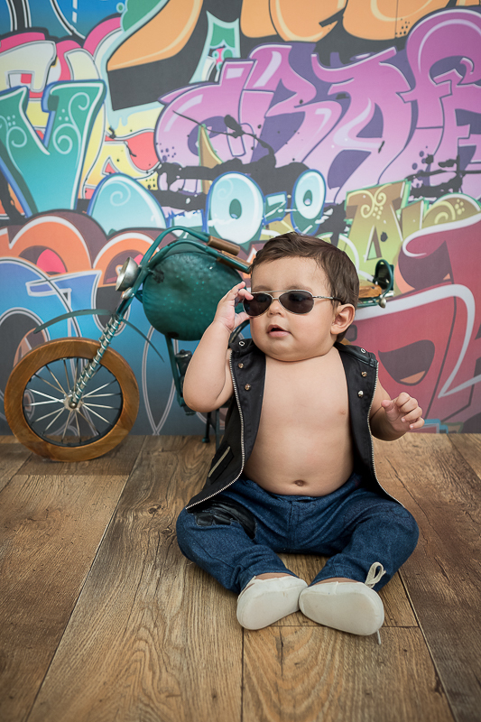 O Heitor completou seus 9 meses e está um menino lindão e sapeca. Nas sessões do pequeno sempre ganhamos vários sorrisos!!  
Este mês o clima principal era a Copa do Mundo, Também fizemos uns cliques com o tema de festa junina e motoqueiro.