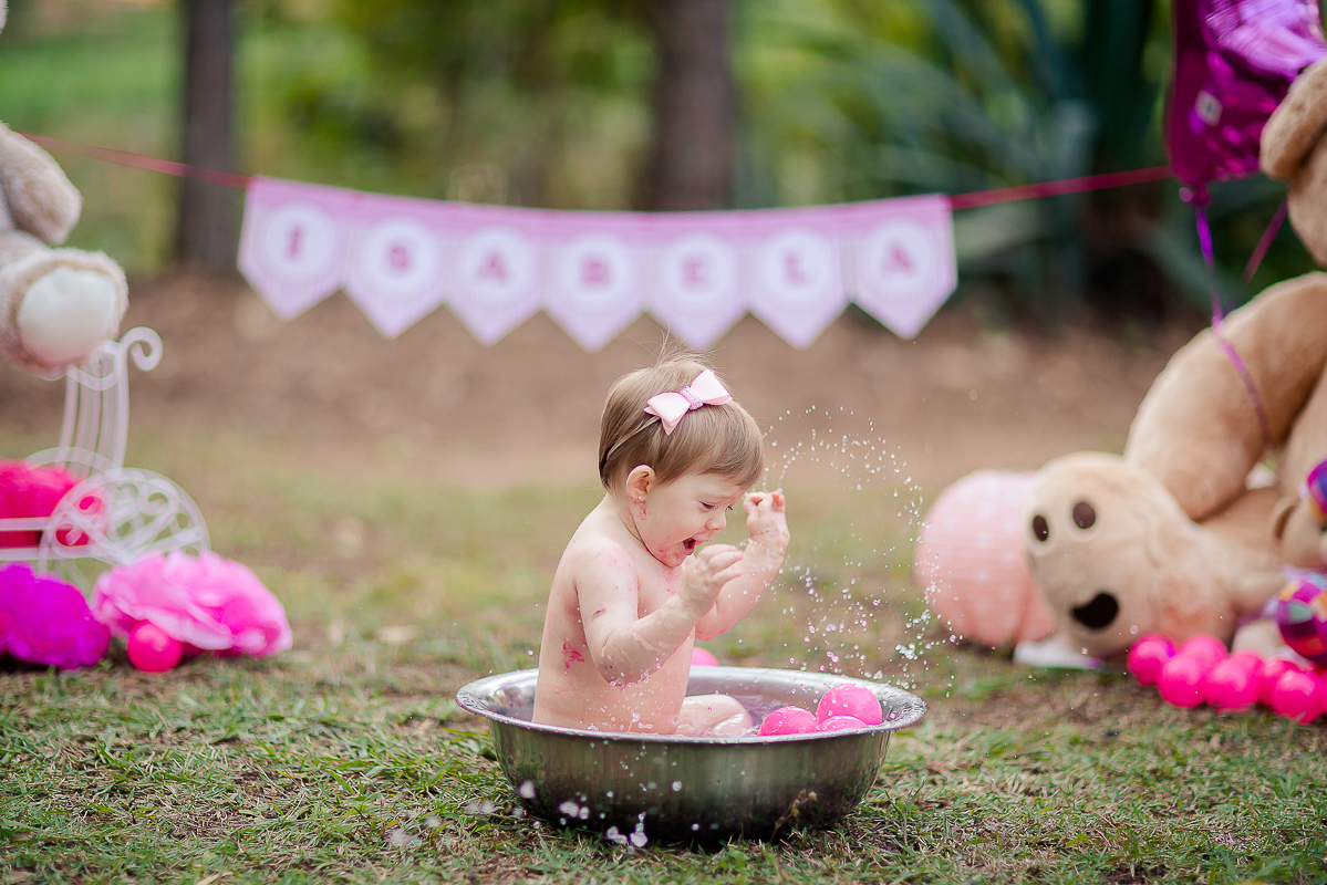 O final do acompanhamento da Isabela foi com uma sessão de  Smash the Cake linda, cheia de ursos e balões. A Isa se lambuzou no Smash preparado com carinho e muito capricho pelos papais...Ao final do ensaio fizemos uns clicks da hora do banho e ela amou!!