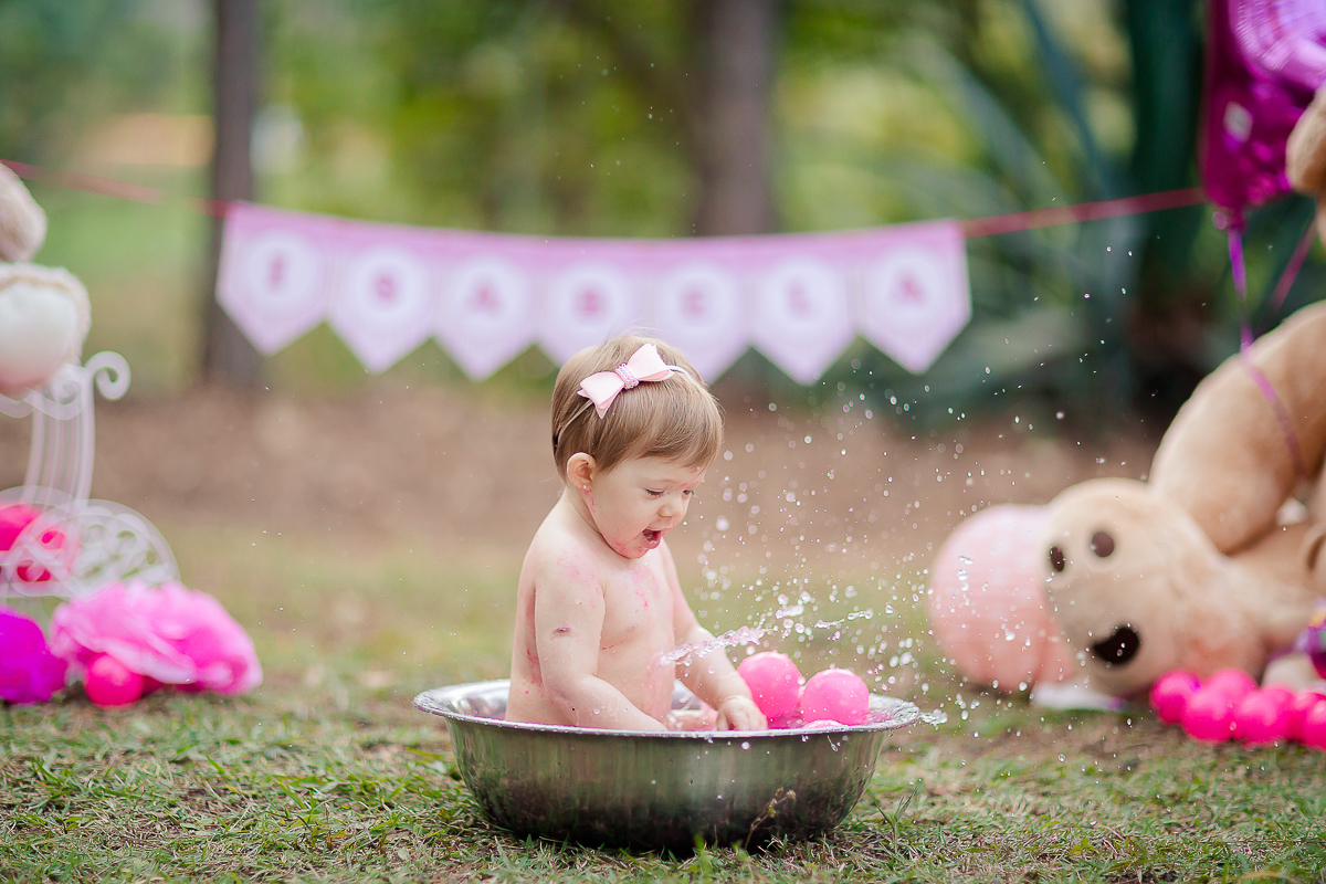 O final do acompanhamento da Isabela foi com uma sessão de  Smash the Cake linda, cheia de ursos e balões. A Isa se lambuzou no Smash preparado com carinho e muito capricho pelos papais...Ao final do ensaio fizemos uns clicks da hora do banho e ela amou!!
