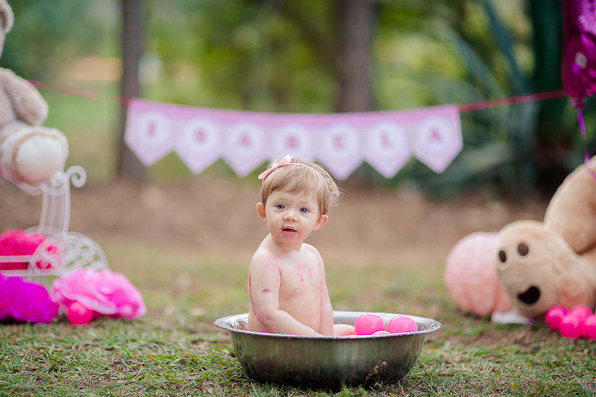 O final do acompanhamento da Isabela foi com uma sessão de  Smash the Cake linda, cheia de ursos e balões. A Isa se lambuzou no Smash preparado com carinho e muito capricho pelos papais...Ao final do ensaio fizemos uns clicks da hora do banho e ela amou!!