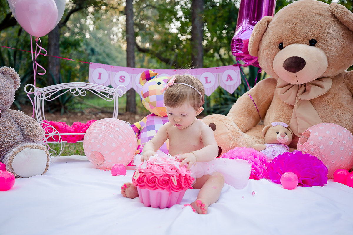 O final do acompanhamento da Isabela foi com uma sessão de  Smash the Cake linda, cheia de ursos e balões. A Isa se lambuzou no Smash preparado com carinho e muito capricho pelos papais...Ao final do ensaio fizemos uns clicks da hora do banho e ela amou!!