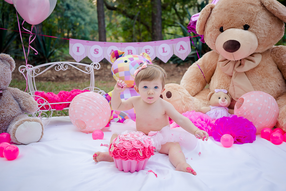 O final do acompanhamento da Isabela foi com uma sessão de  Smash the Cake linda, cheia de ursos e balões. A Isa se lambuzou no Smash preparado com carinho e muito capricho pelos papais...Ao final do ensaio fizemos uns clicks da hora do banho e ela amou!!
