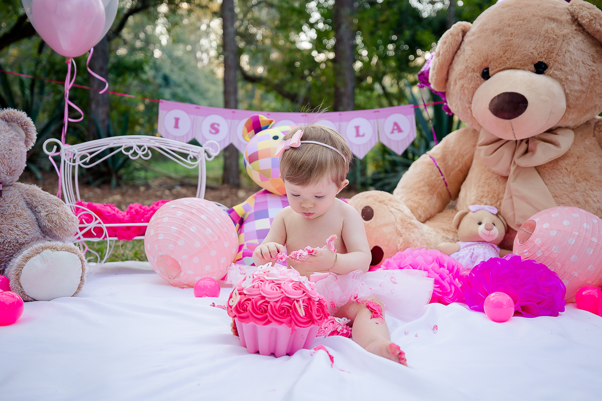 O final do acompanhamento da Isabela foi com uma sessão de  Smash the Cake linda, cheia de ursos e balões. A Isa se lambuzou no Smash preparado com carinho e muito capricho pelos papais...Ao final do ensaio fizemos uns clicks da hora do banho e ela amou!!