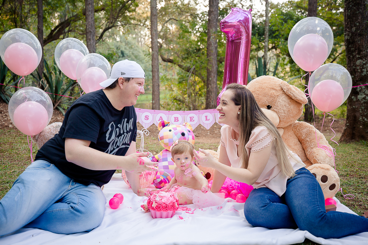 O final do acompanhamento da Isabela foi com uma sessão de  Smash the Cake linda, cheia de ursos e balões. A Isa se lambuzou no Smash preparado com carinho e muito capricho pelos papais...Ao final do ensaio fizemos uns clicks da hora do banho e ela amou!!