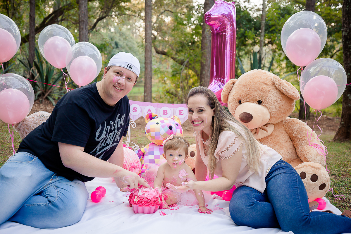 O final do acompanhamento da Isabela foi com uma sessão de  Smash the Cake linda, cheia de ursos e balões. A Isa se lambuzou no Smash preparado com carinho e muito capricho pelos papais...Ao final do ensaio fizemos uns clicks da hora do banho e ela amou!!