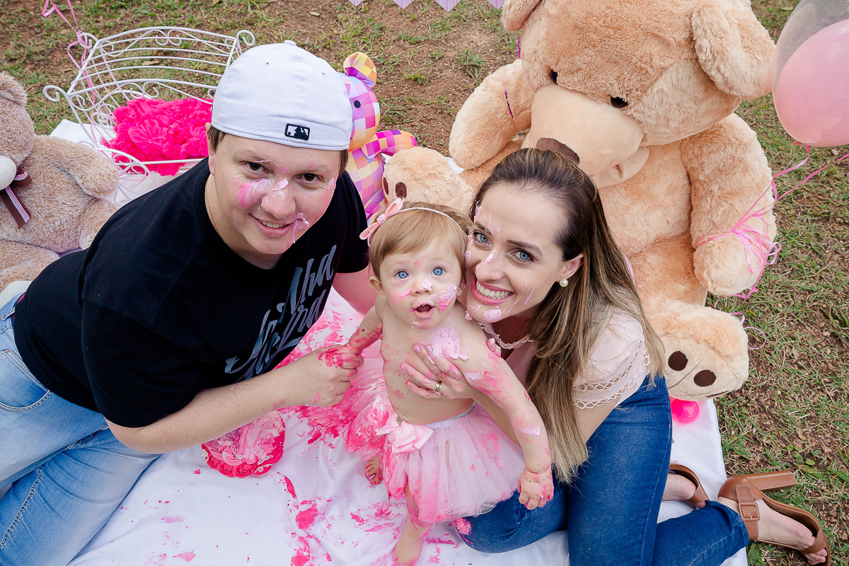 O final do acompanhamento da Isabela foi com uma sessão de  Smash the Cake linda, cheia de ursos e balões. A Isa se lambuzou no Smash preparado com carinho e muito capricho pelos papais...Ao final do ensaio fizemos uns clicks da hora do banho e ela amou!!