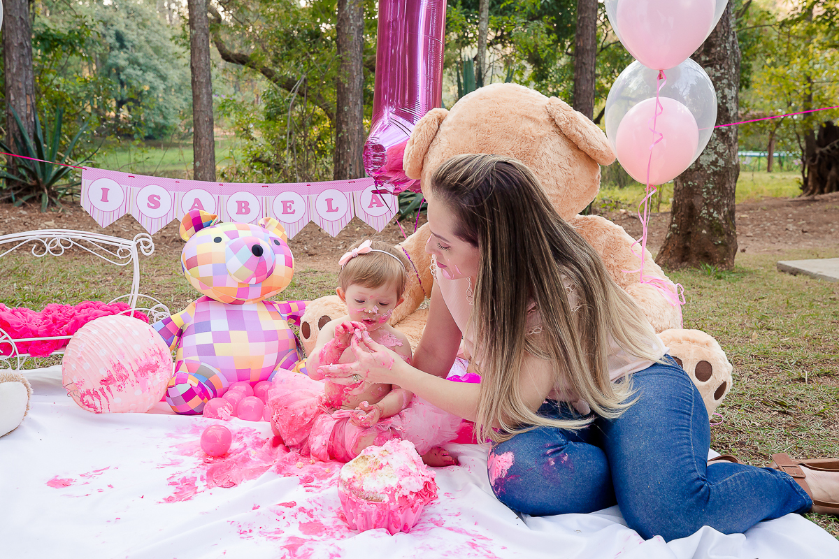 O final do acompanhamento da Isabela foi com uma sessão de  Smash the Cake linda, cheia de ursos e balões. A Isa se lambuzou no Smash preparado com carinho e muito capricho pelos papais...Ao final do ensaio fizemos uns clicks da hora do banho e ela amou!!