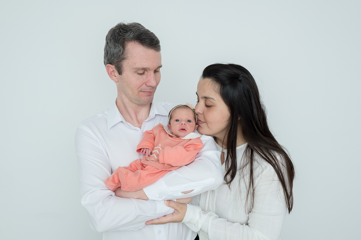 Registramos essa pequena na sua sessão newborn com 12 dias de vida, e decidimos também registrar o comecinho da nova rotina de ter um bebê em casa, fazendo o ensaio lifestyle que é no próprio ambiente da casa no aconchego do braço dos pais