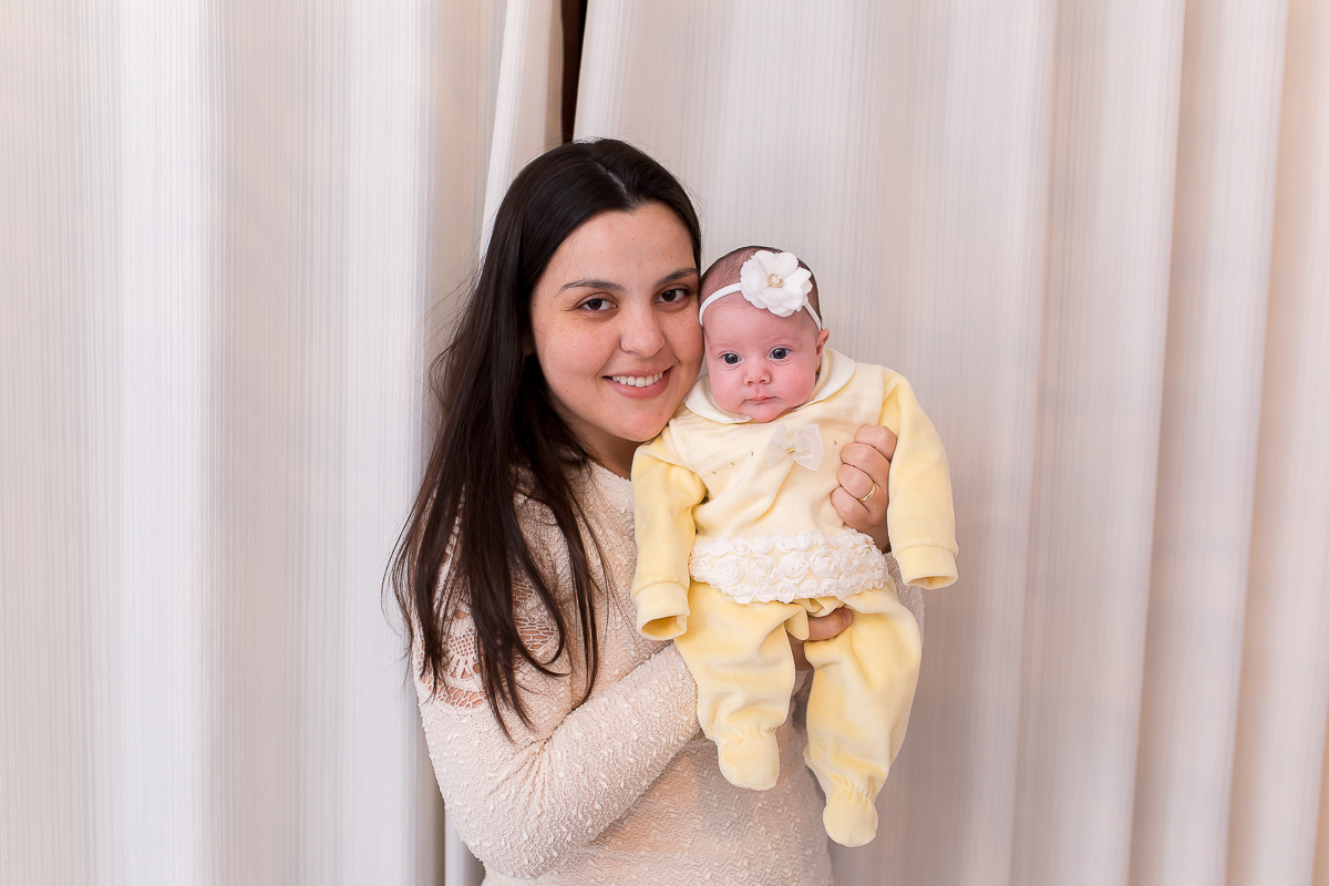 Registramos essa pequena na sua sessão newborn com 12 dias de vida, e decidimos também registrar o comecinho da nova rotina de ter um bebê em casa, fazendo o ensaio lifestyle que é no próprio ambiente da casa no aconchego do braço dos pais