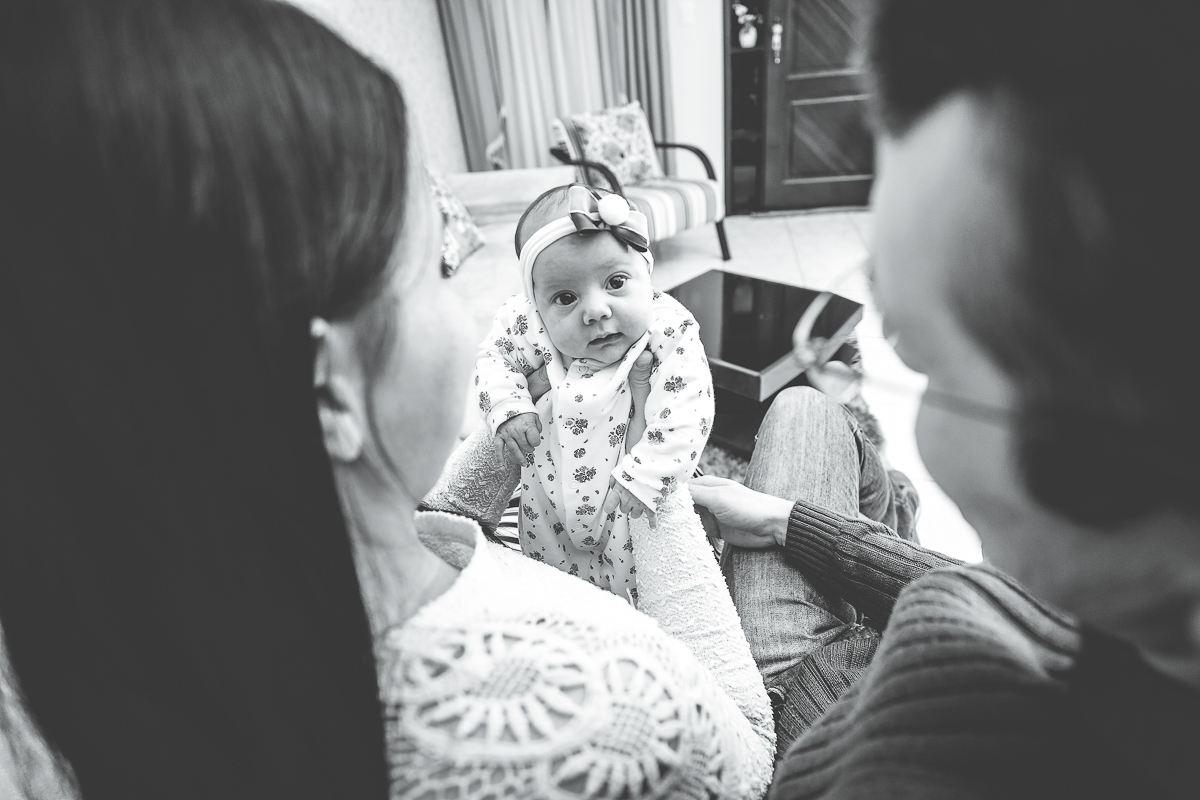 Registramos essa pequena na sua sessão newborn com 12 dias de vida, e decidimos também registrar o comecinho da nova rotina de ter um bebê em casa, fazendo o ensaio lifestyle que é no próprio ambiente da casa no aconchego do braço dos pais