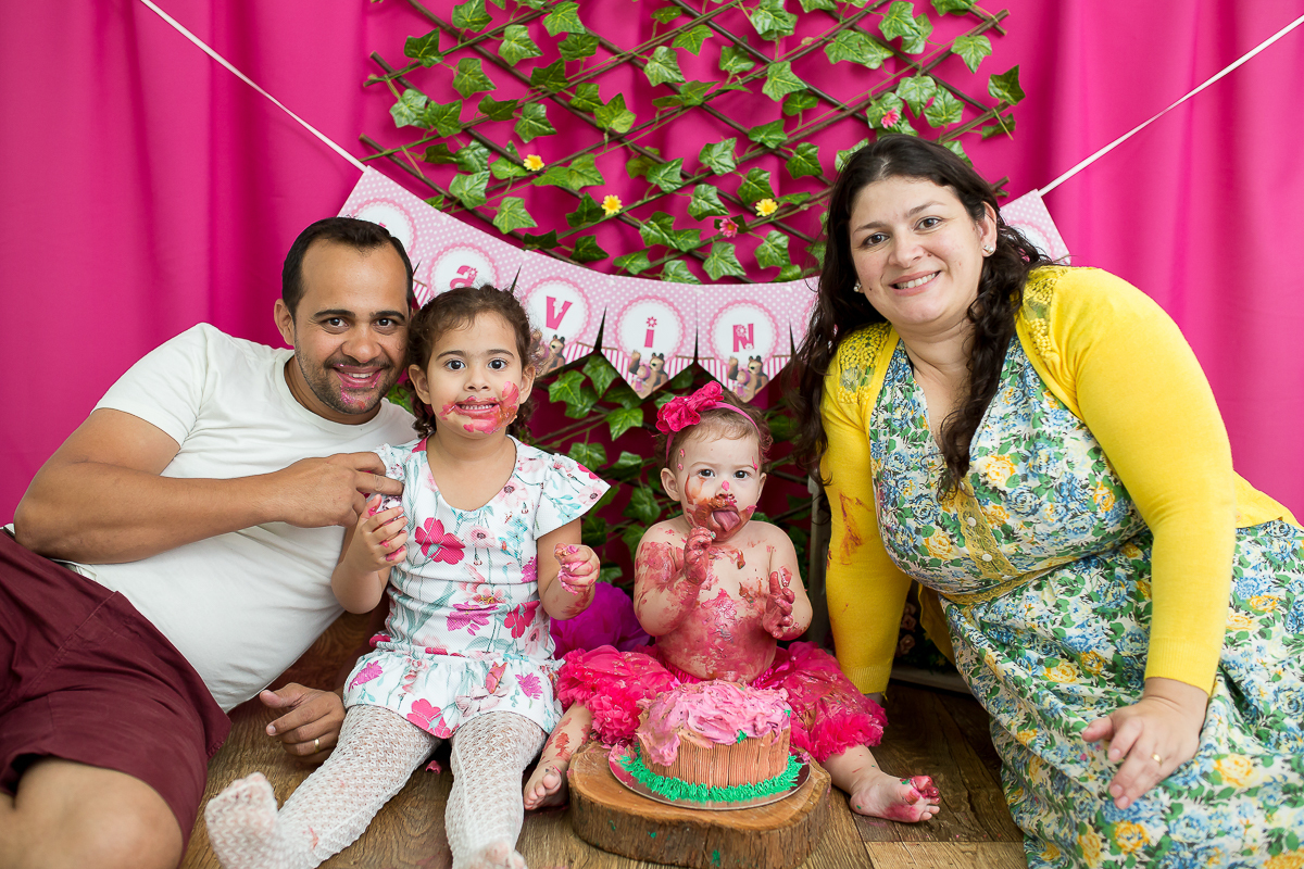 E quando a bebê ama o seu bolinho?
Começou toda delicada, com a ponta dos dedinhos e terminou……
Ahahahahahhaa…dá uma olhada como terminou!
Valentina sua irmã mais velha também entrou na brincadeira, e adorou o bolo!!