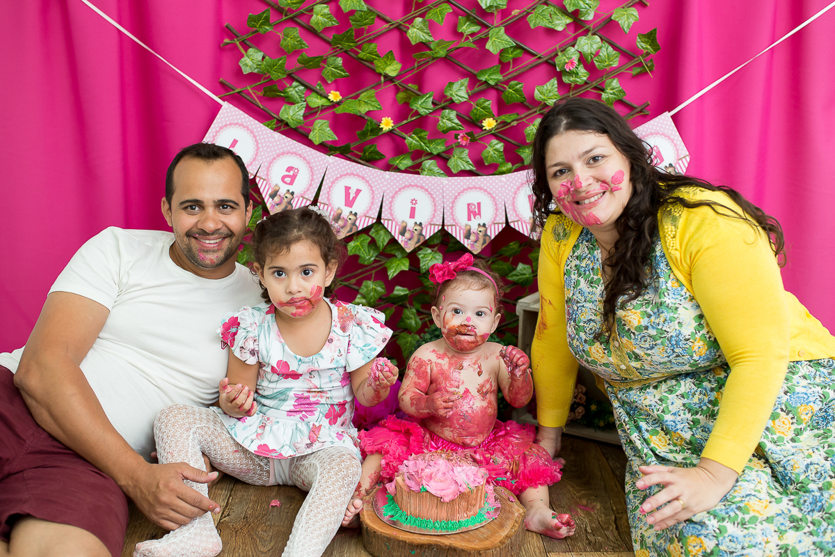 E quando a bebê ama o seu bolinho?
Começou toda delicada, com a ponta dos dedinhos e terminou……
Ahahahahahhaa…dá uma olhada como terminou!
Valentina sua irmã mais velha também entrou na brincadeira, e adorou o bolo!!