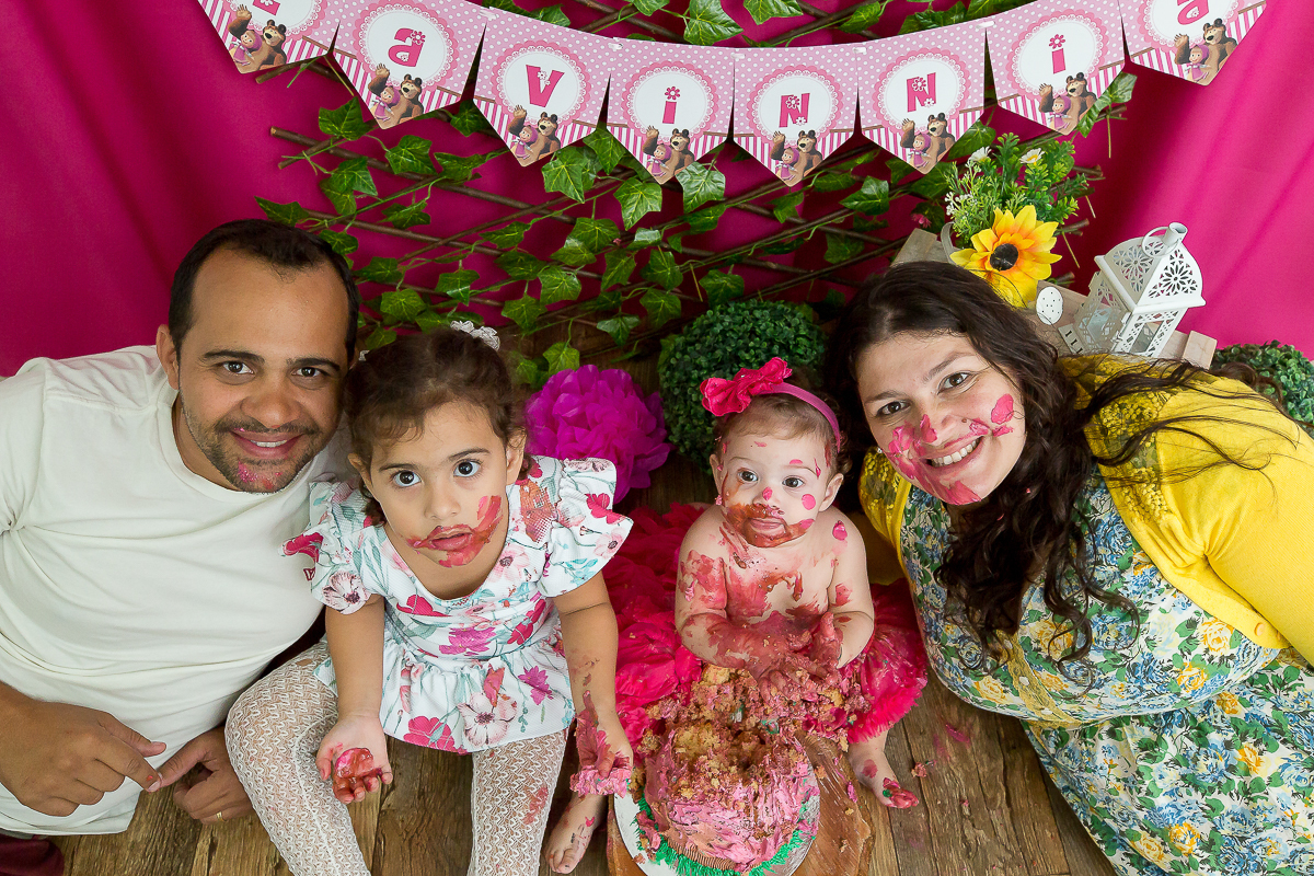 E quando a bebê ama o seu bolinho?
Começou toda delicada, com a ponta dos dedinhos e terminou……
Ahahahahahhaa…dá uma olhada como terminou!
Valentina sua irmã mais velha também entrou na brincadeira, e adorou o bolo!!