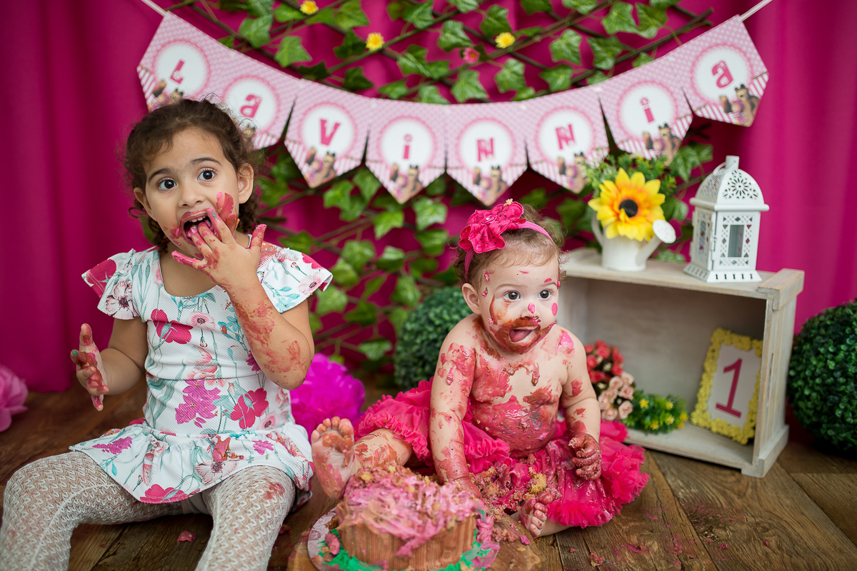 E quando a bebê ama o seu bolinho?
Começou toda delicada, com a ponta dos dedinhos e terminou……
Ahahahahahhaa…dá uma olhada como terminou!
Valentina sua irmã mais velha também entrou na brincadeira, e adorou o bolo!!