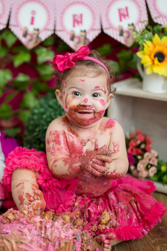 E quando a bebê ama o seu bolinho?
Começou toda delicada, com a ponta dos dedinhos e terminou……
Ahahahahahhaa…dá uma olhada como terminou!
Valentina sua irmã mais velha também entrou na brincadeira, e adorou o bolo!!