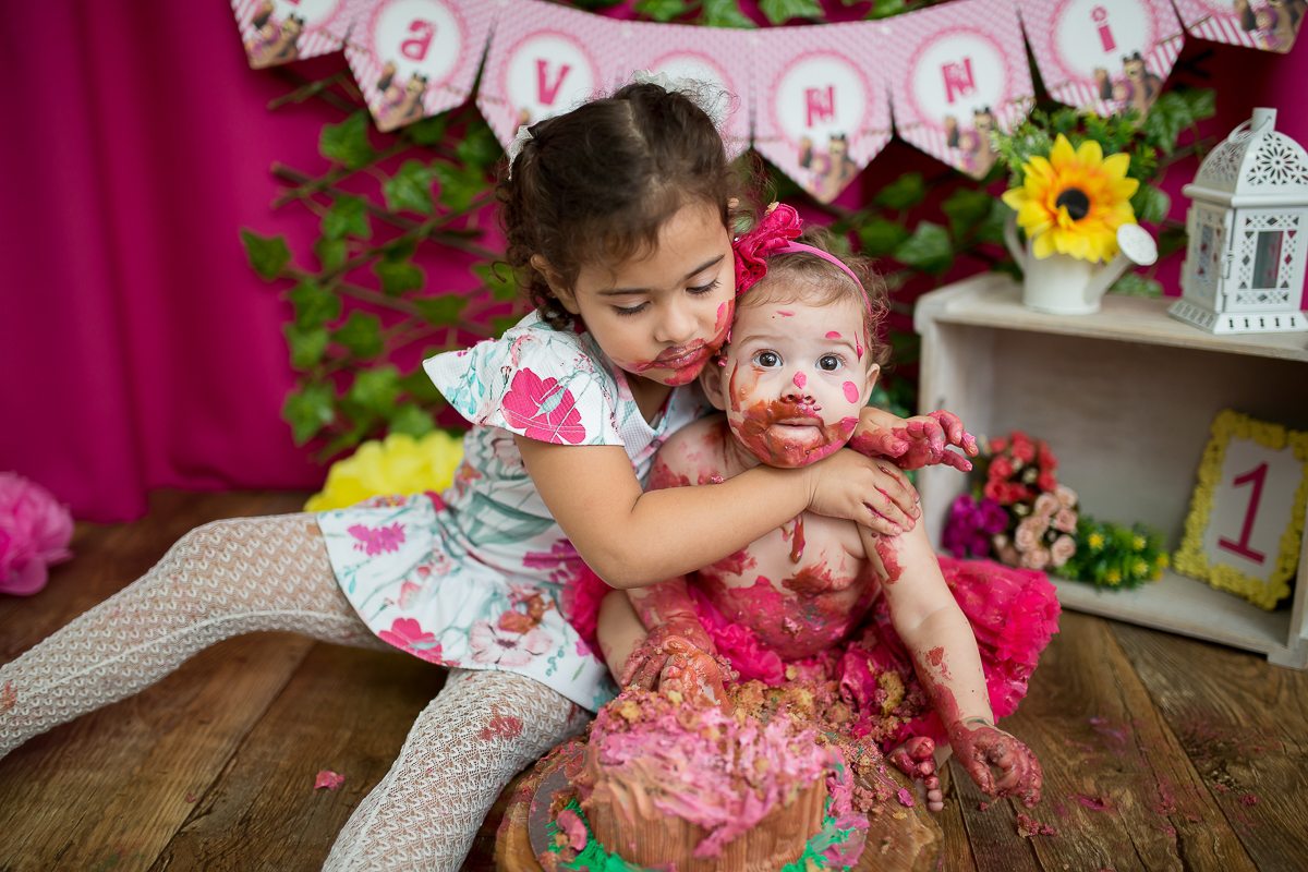 E quando a bebê ama o seu bolinho?
Começou toda delicada, com a ponta dos dedinhos e terminou……
Ahahahahahhaa…dá uma olhada como terminou!
Valentina sua irmã mais velha também entrou na brincadeira, e adorou o bolo!!
