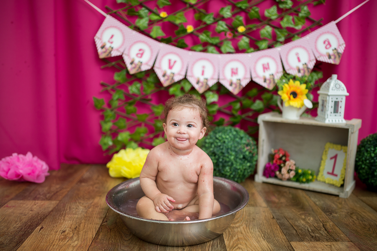 Lavínnia é um doce de menina!
Seu ensaio foi tão gostoso quanto ela.
Ele distribuiu sorrisos o tempo todo e a alegria se estendeu até no seu banho quentinho. 