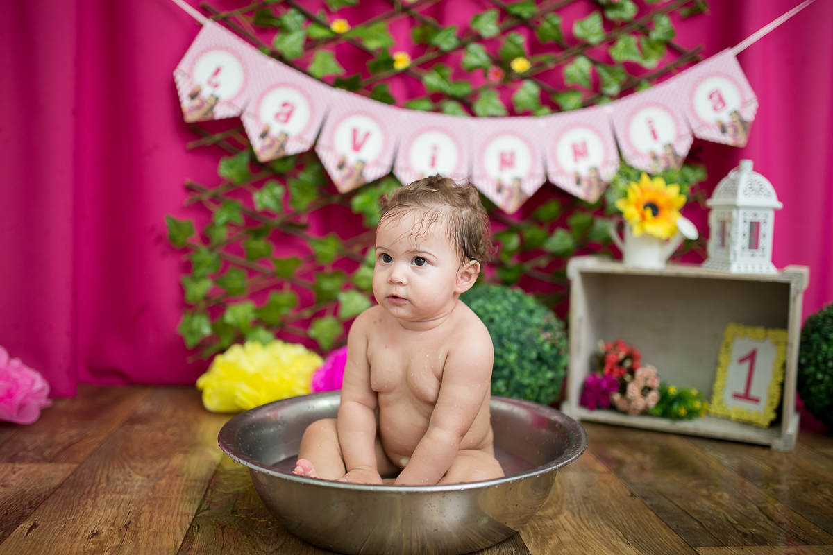 Lavínnia é um doce de menina!
Seu ensaio foi tão gostoso quanto ela.
Ele distribuiu sorrisos o tempo todo e a alegria se estendeu até no seu banho quentinho. 