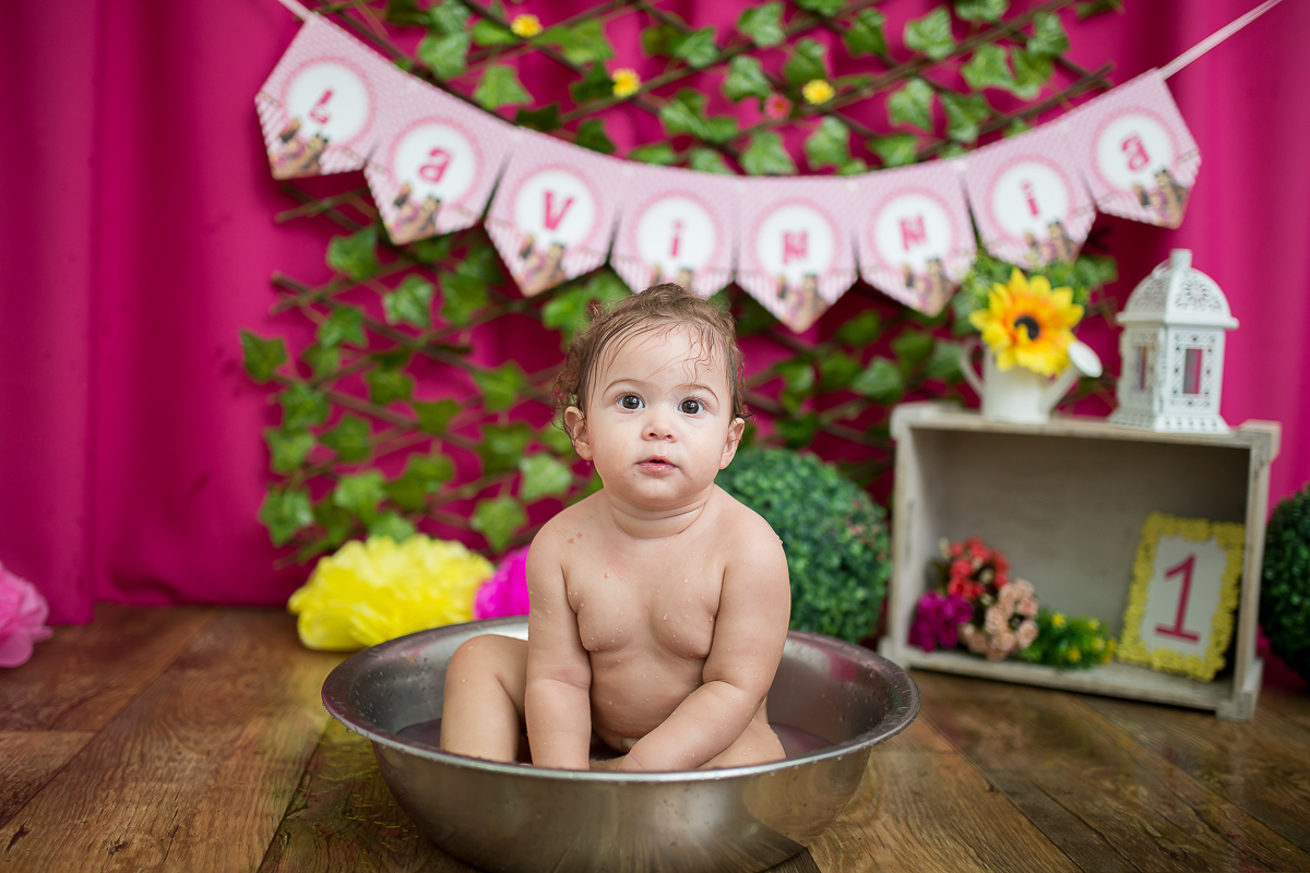 Lavínnia é um doce de menina!
Seu ensaio foi tão gostoso quanto ela.
Ele distribuiu sorrisos o tempo todo e a alegria se estendeu até no seu banho quentinho. 