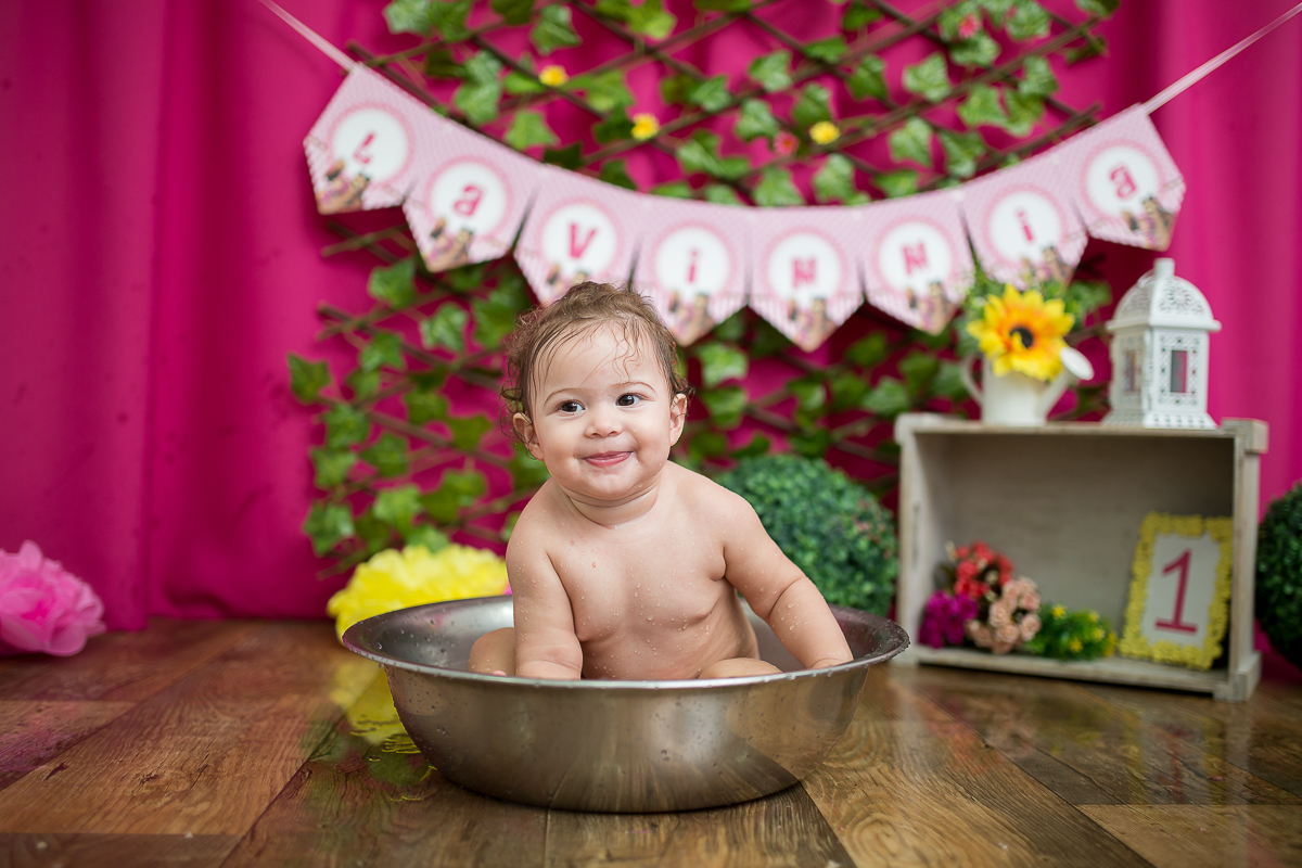 Lavínnia é um doce de menina!
Seu ensaio foi tão gostoso quanto ela.
Ele distribuiu sorrisos o tempo todo e a alegria se estendeu até no seu banho quentinho. 