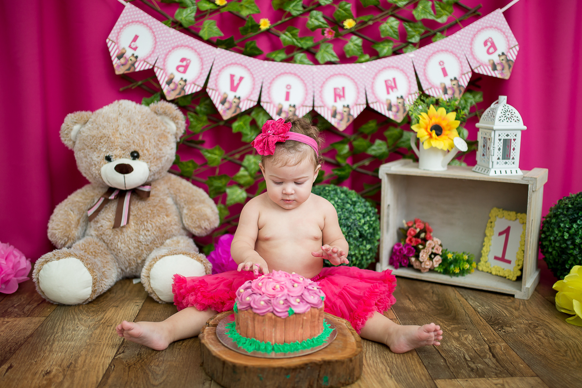 E quando a bebê ama o seu bolinho?
Começou toda delicada, com a ponta dos dedinhos e terminou……
Ahahahahahhaa…dá uma olhada como terminou!