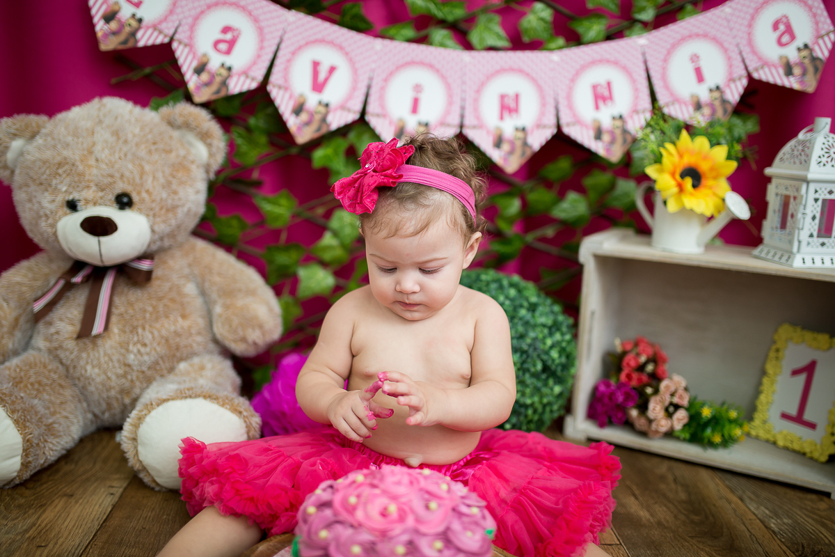 E quando a bebê ama o seu bolinho?
Começou toda delicada, com a ponta dos dedinhos e terminou……
Ahahahahahhaa…dá uma olhada como terminou!