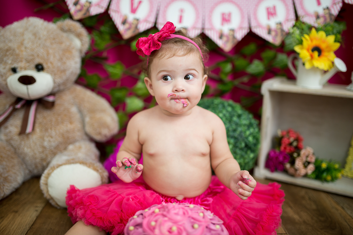 E quando a bebê ama o seu bolinho?
Começou toda delicada, com a ponta dos dedinhos e terminou……
Ahahahahahhaa…dá uma olhada como terminou!