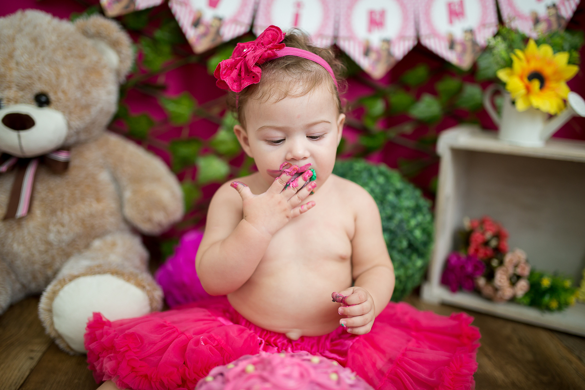 E quando a bebê ama o seu bolinho?
Começou toda delicada, com a ponta dos dedinhos e terminou……
Ahahahahahhaa…dá uma olhada como terminou!