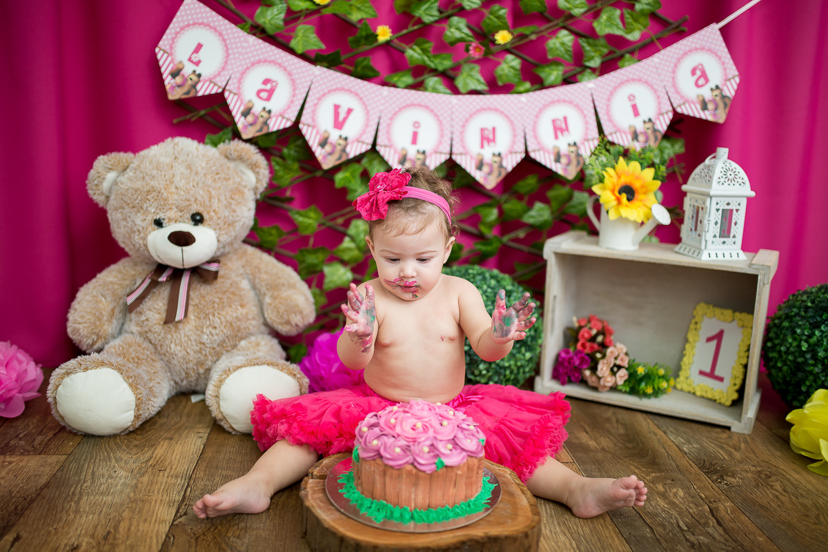 E quando a bebê ama o seu bolinho?
Começou toda delicada, com a ponta dos dedinhos e terminou……
Ahahahahahhaa…dá uma olhada como terminou!