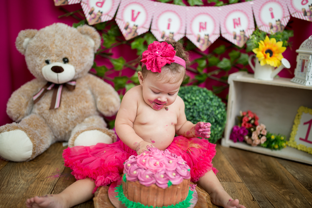 E quando a bebê ama o seu bolinho?
Começou toda delicada, com a ponta dos dedinhos e terminou……
Ahahahahahhaa…dá uma olhada como terminou!