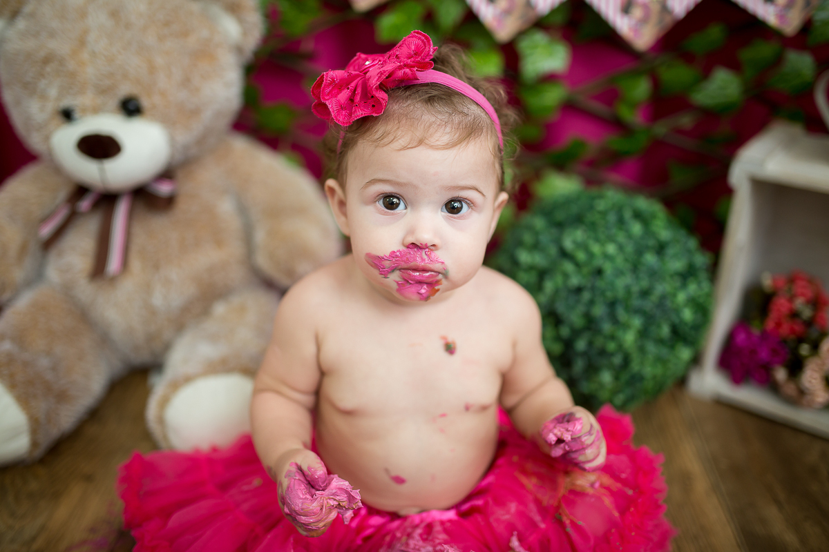 E quando a bebê ama o seu bolinho?
Começou toda delicada, com a ponta dos dedinhos e terminou……
Ahahahahahhaa…dá uma olhada como terminou!