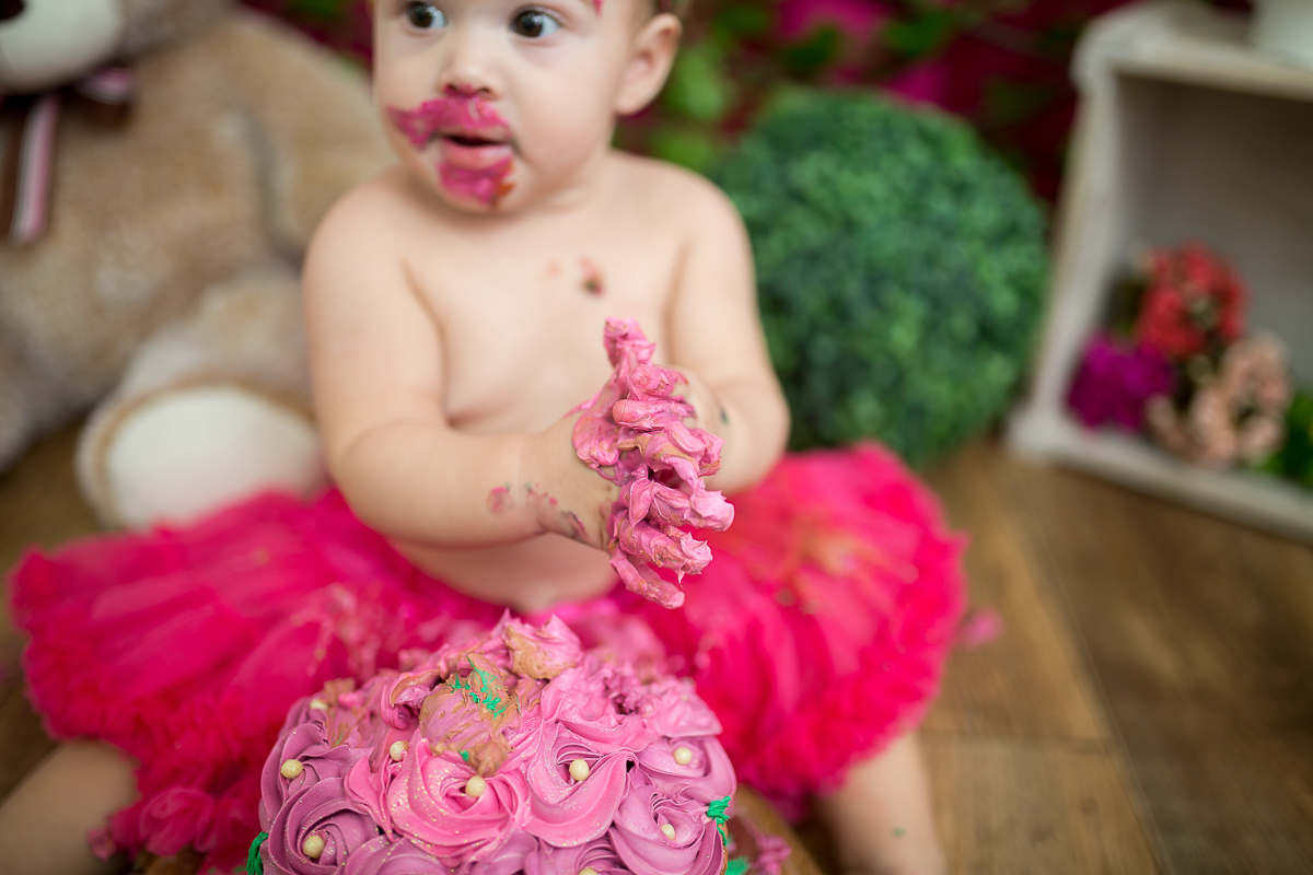 E quando a bebê ama o seu bolinho?
Começou toda delicada, com a ponta dos dedinhos e terminou……
Ahahahahahhaa…dá uma olhada como terminou!