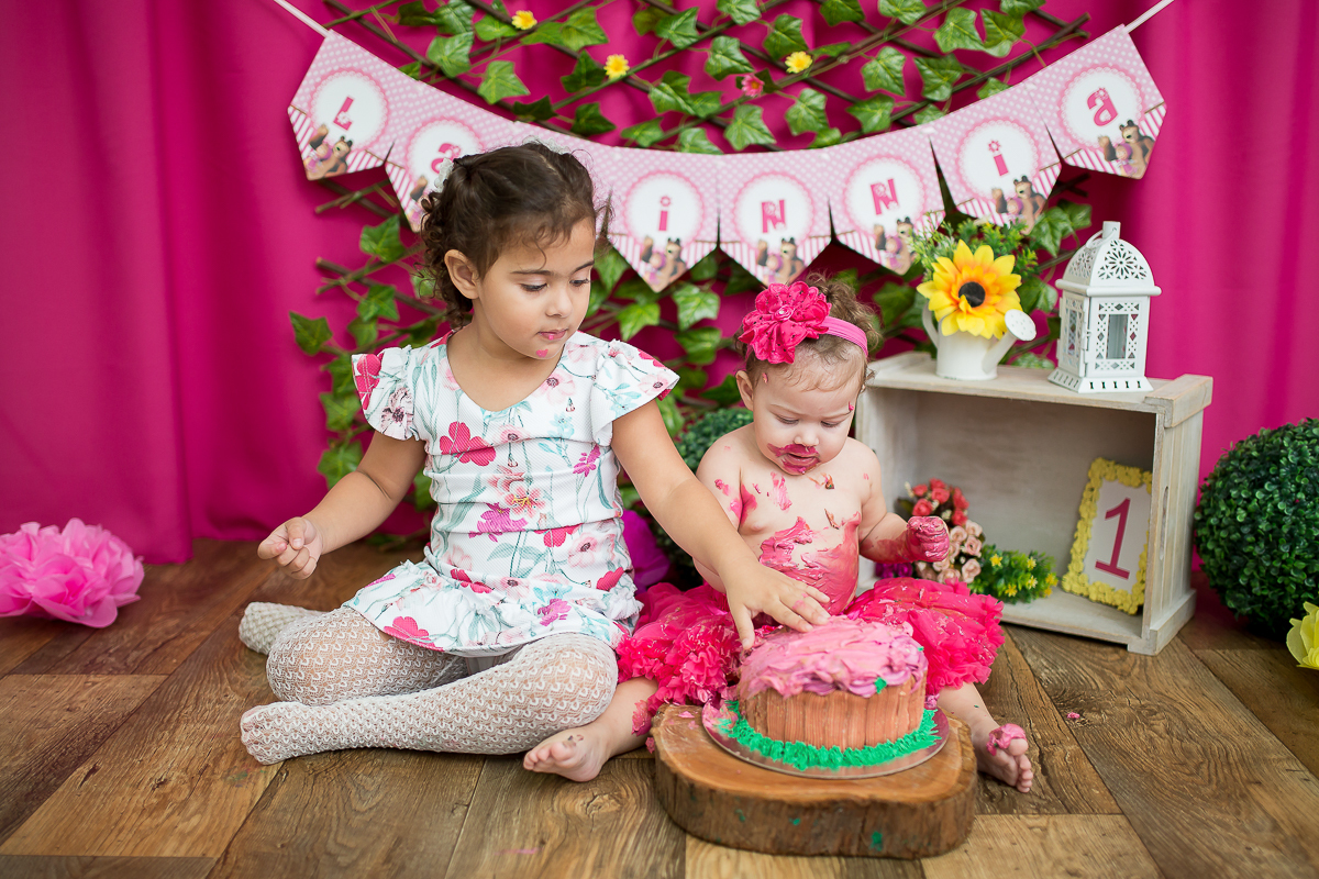 E quando a bebê ama o seu bolinho?
Começou toda delicada, com a ponta dos dedinhos e terminou……
Ahahahahahhaa…dá uma olhada como terminou!
Valentina sua irmã mais velha também entrou na brincadeira, e adorou o bolo!!