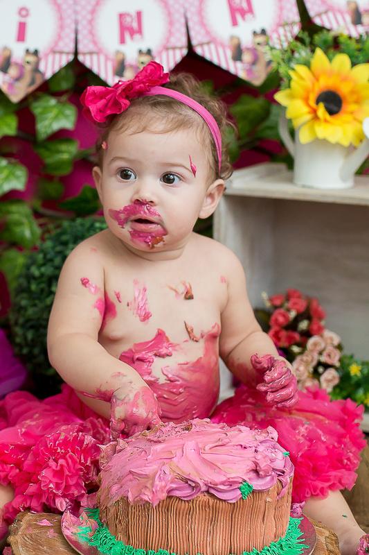 E quando a bebê ama o seu bolinho?
Começou toda delicada, com a ponta dos dedinhos e terminou……
Ahahahahahhaa…dá uma olhada como terminou!
Valentina sua irmã mais velha também entrou na brincadeira, e adorou o bolo!!