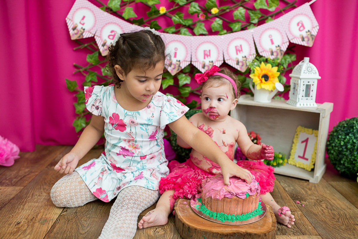 E quando a bebê ama o seu bolinho?
Começou toda delicada, com a ponta dos dedinhos e terminou……
Ahahahahahhaa…dá uma olhada como terminou!
Valentina sua irmã mais velha também entrou na brincadeira, e adorou o bolo!!