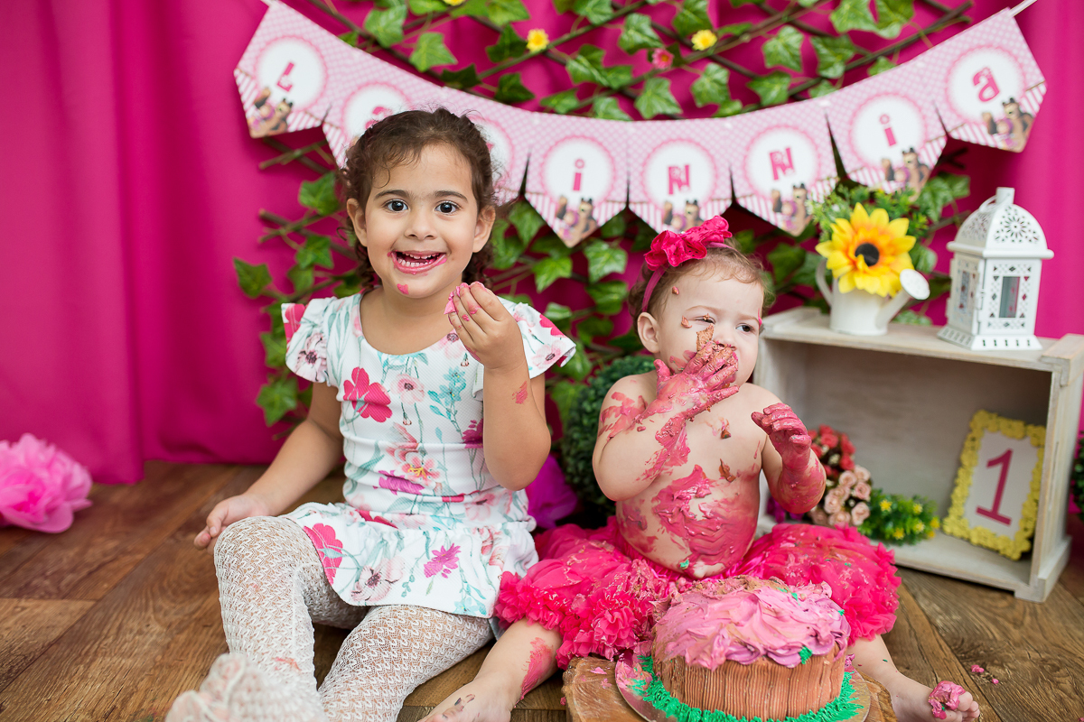 E quando a bebê ama o seu bolinho?
Começou toda delicada, com a ponta dos dedinhos e terminou……
Ahahahahahhaa…dá uma olhada como terminou!
Valentina sua irmã mais velha também entrou na brincadeira, e adorou o bolo!!