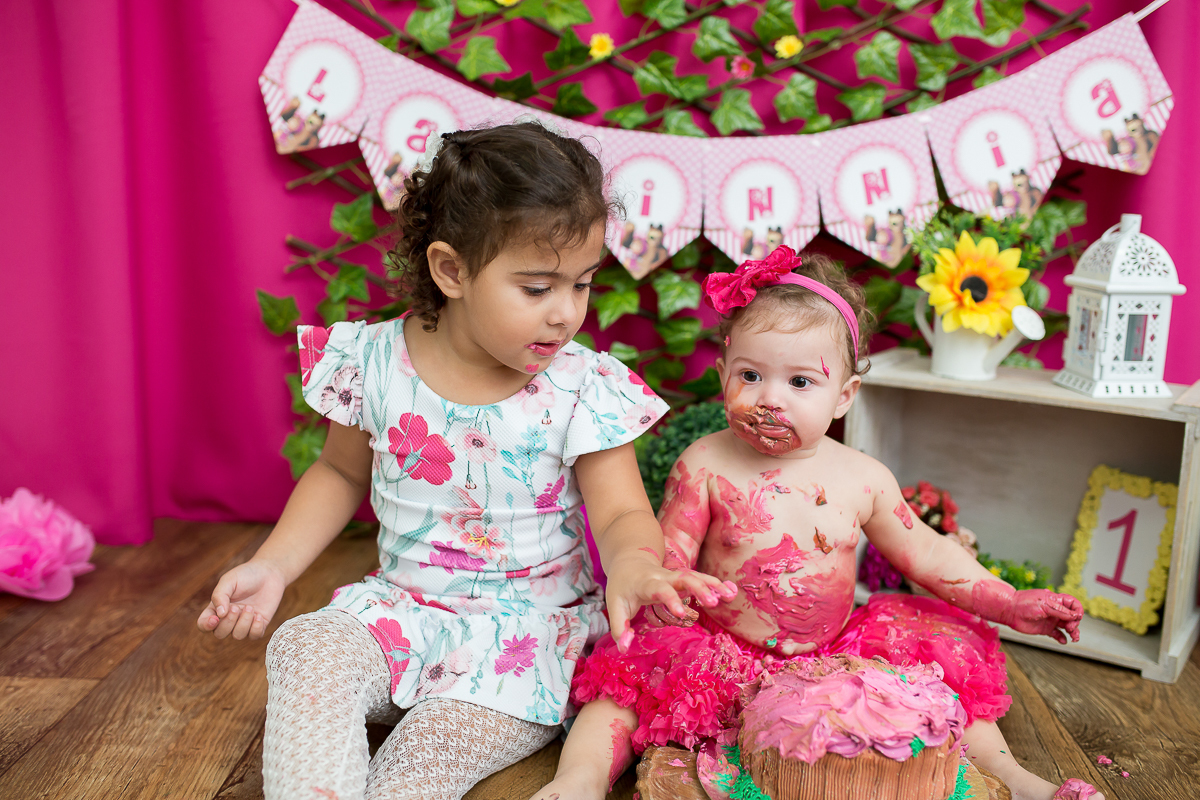 E quando a bebê ama o seu bolinho?
Começou toda delicada, com a ponta dos dedinhos e terminou……
Ahahahahahhaa…dá uma olhada como terminou!
Valentina sua irmã mais velha também entrou na brincadeira, e adorou o bolo!!