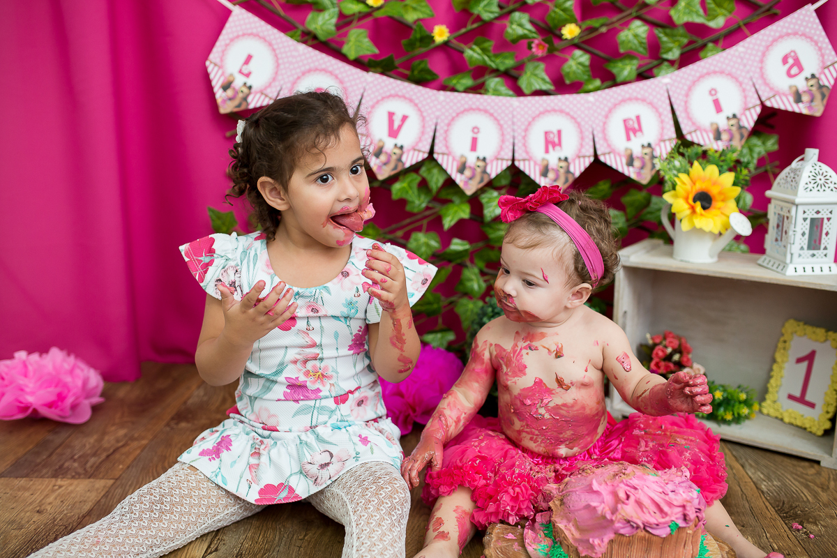 E quando a bebê ama o seu bolinho?
Começou toda delicada, com a ponta dos dedinhos e terminou……
Ahahahahahhaa…dá uma olhada como terminou!
Valentina sua irmã mais velha também entrou na brincadeira, e adorou o bolo!!