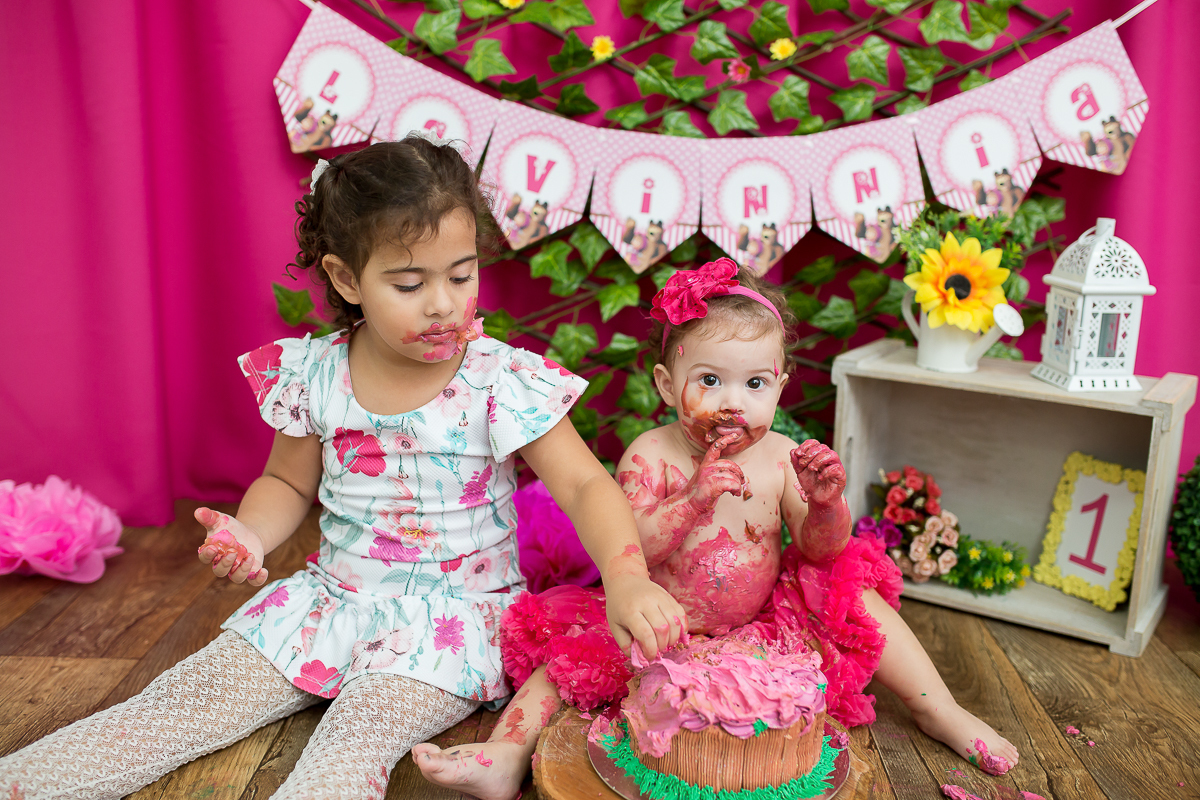 E quando a bebê ama o seu bolinho?
Começou toda delicada, com a ponta dos dedinhos e terminou……
Ahahahahahhaa…dá uma olhada como terminou!
Valentina sua irmã mais velha também entrou na brincadeira, e adorou o bolo!!