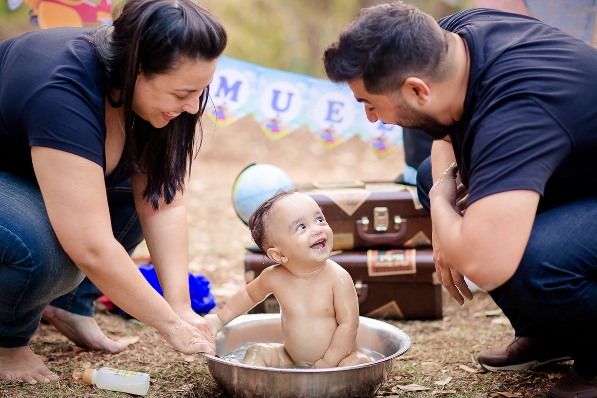 Acompanhamos o Samuel em todo o seu primeiro aninho de vida, e foi uma alegria imensa.
Ele nasceu prematuro, então ele tinha dois meses de vida, quando começamos a fotografar. 
Samuel sempre lindo, esperto e muito atento!