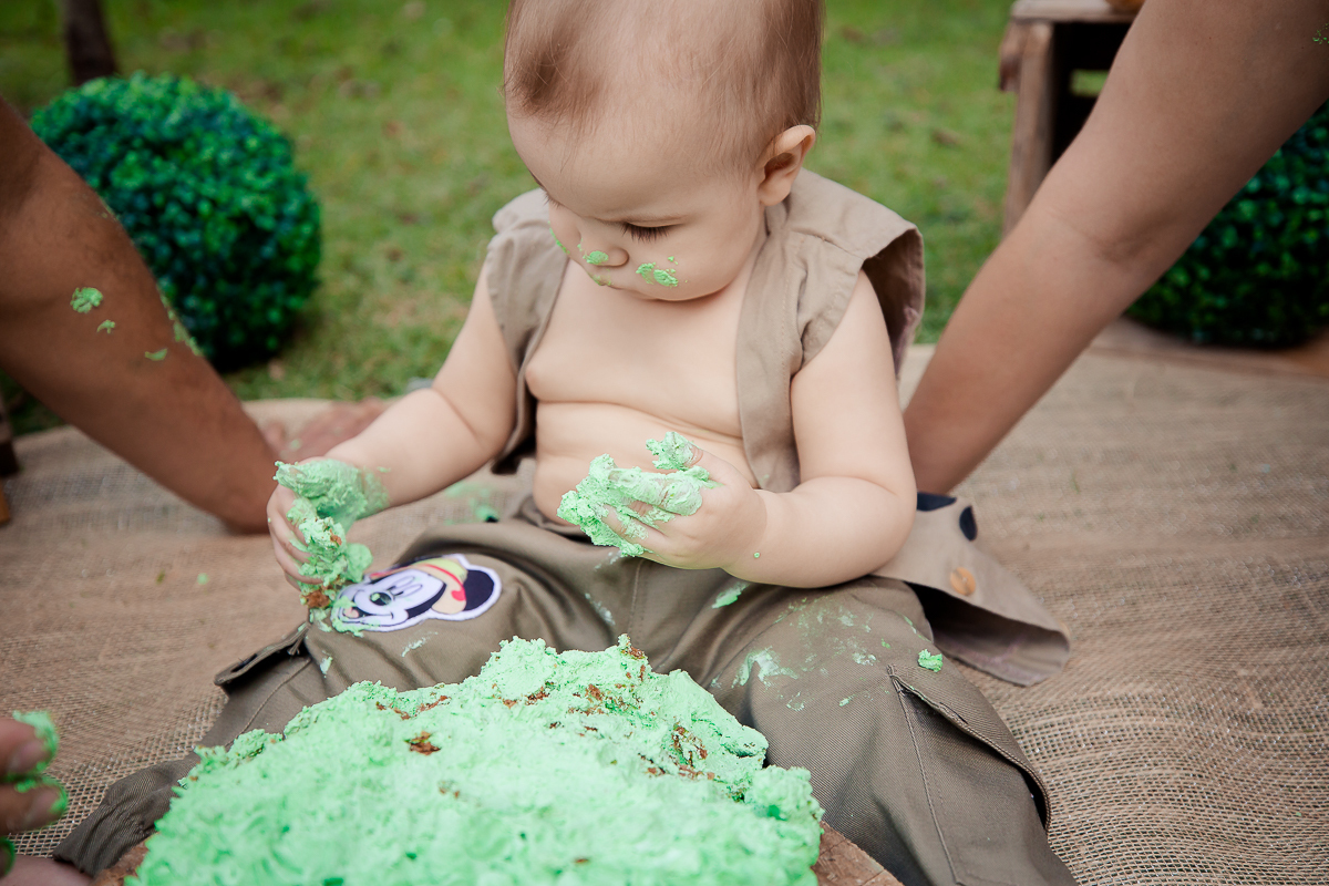 O fofo do Heitor completou seu primeiro aninho, e para comemorar teve sua sessão de smash the cake no tema safari!!
O pequeno  brincou com seu bolo e cantou parabéns com um charme só, logo depois tomou aquele banhozinho delicia!  
