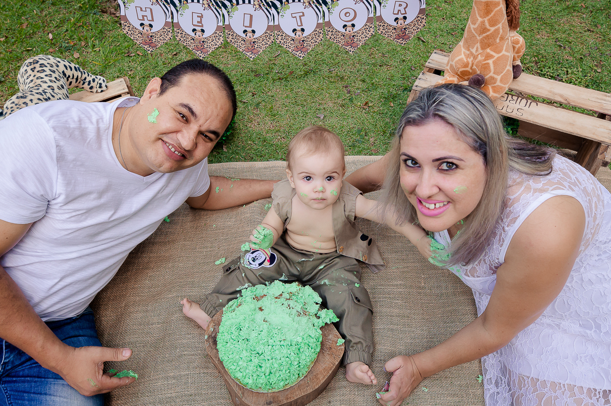 O fofo do Heitor completou seu primeiro aninho, e para comemorar teve sua sessão de smash the cake no tema safari!!
O pequeno  brincou com seu bolo e cantou parabéns com um charme só, logo depois tomou aquele banhozinho delicia!  