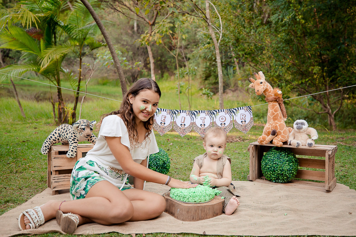 O fofo do Heitor completou seu primeiro aninho, e para comemorar teve sua sessão de smash the cake no tema safari!!
O pequeno  brincou com seu bolo e cantou parabéns com um charme só, logo depois tomou aquele banhozinho delicia!  