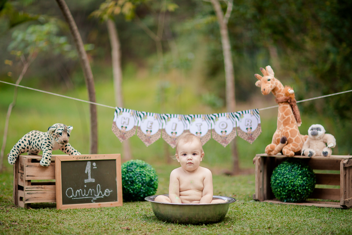 O fofo do Heitor completou seu primeiro aninho, e para comemorar teve sua sessão de smash the cake no tema safari!!
O pequeno  brincou com seu bolo e cantou parabéns com um charme só, logo depois tomou aquele banhozinho delicia!  
