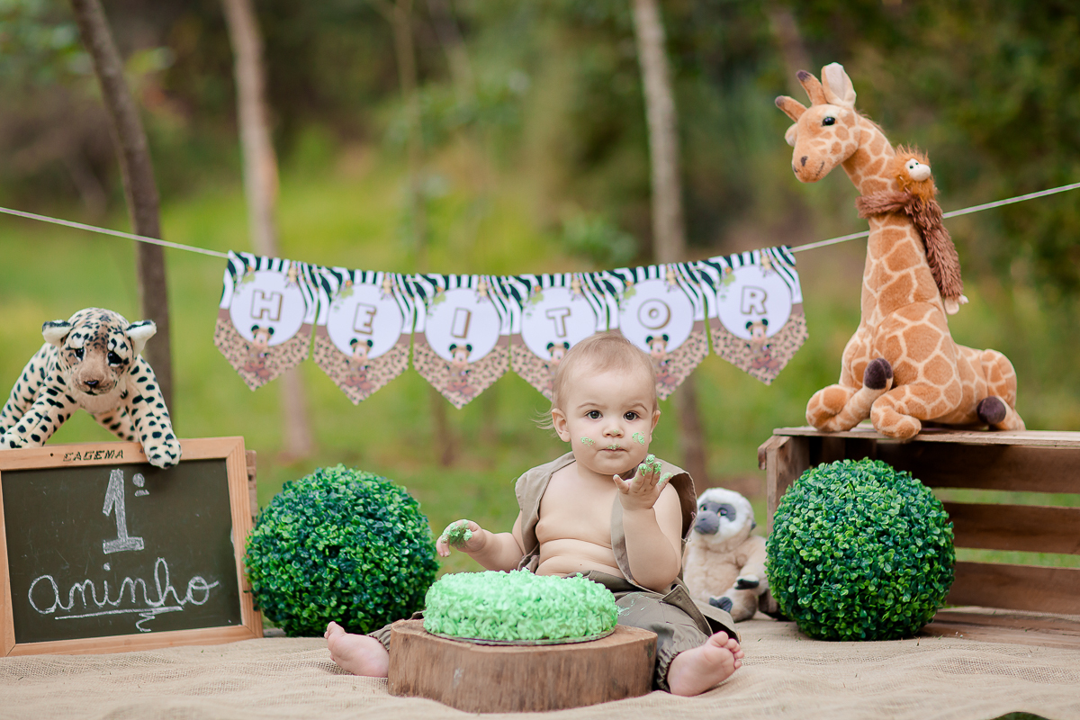 O fofo do Heitor completou seu primeiro aninho, e para comemorar teve sua sessão de smash the cake no tema safari!!
O pequeno  brincou com seu bolo e cantou parabéns com um charme só, logo depois tomou aquele banhozinho delicia!  