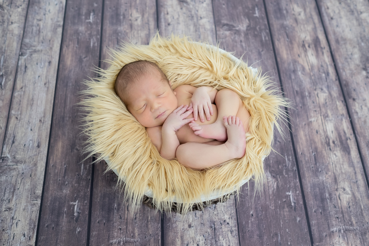 Esse é o Lorenzo em seus primeiros 9 dias de vida, o bem mais precioso da mamãe Karen e do papai Paulo. Lorenzo chegou em nosso estúdio e foi só suspiros...um fofinho miudinho e cheio de dobrinhas!