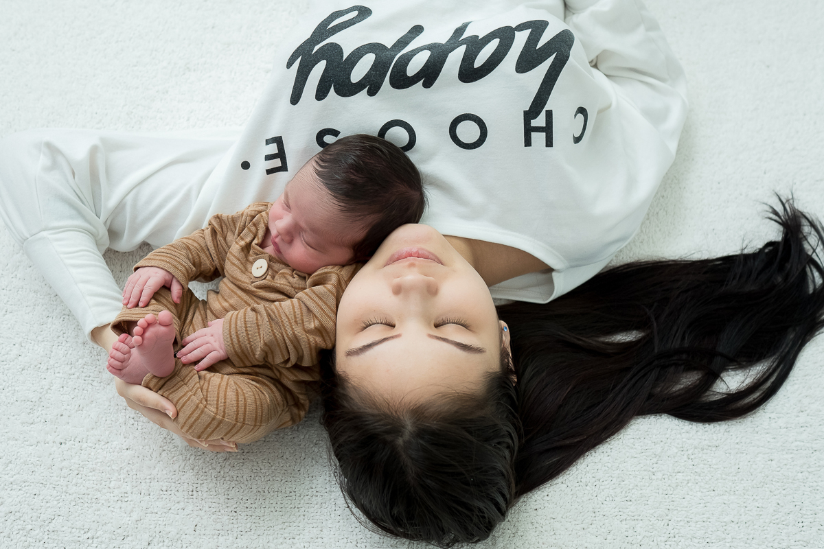 Esse é a Otávio em seus primeiros 15 dias de vida, pensa em bebe lindo e fofo, que fez agente suspira em olhar ♥. 
Essa fofura ficou com os olhinhos abertos e curiosos por algum tempo, mas estava tão sereno e lindo que fotografamos  ele acordadinho também