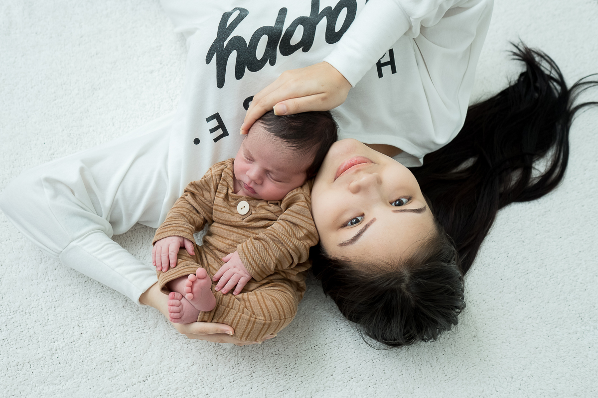 Esse é a Otávio em seus primeiros 15 dias de vida, pensa em bebe lindo e fofo, que fez agente suspira em olhar ♥. 
Essa fofura ficou com os olhinhos abertos e curiosos por algum tempo, mas estava tão sereno e lindo que fotografamos  ele acordadinho também
