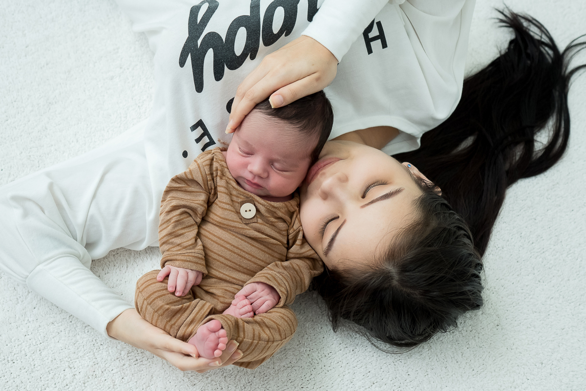 Esse é a Otávio em seus primeiros 15 dias de vida, pensa em bebe lindo e fofo, que fez agente suspira em olhar ♥. 
Essa fofura ficou com os olhinhos abertos e curiosos por algum tempo, mas estava tão sereno e lindo que fotografamos  ele acordadinho também