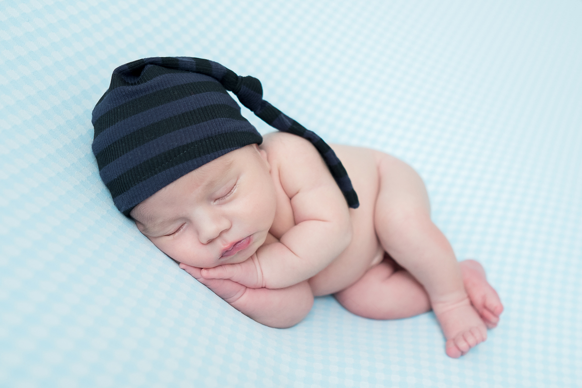 Esse é a Otávio em seus primeiros 15 dias de vida, pensa em bebe lindo e fofo, que fez agente suspira em olhar ♥. 
Essa fofura ficou com os olhinhos abertos e curiosos por algum tempo, mas estava tão sereno e lindo que fotografamos  ele acordadinho também